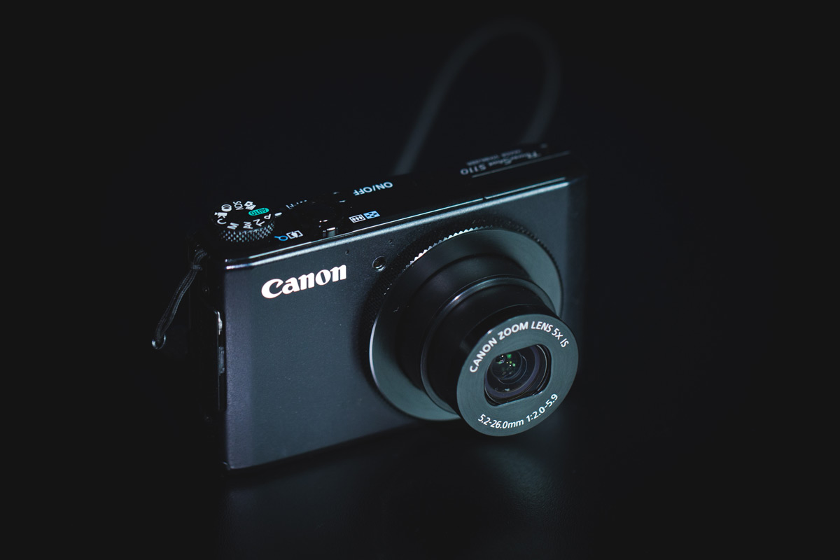 Foto de una cámara compacta que servirá para crear vídeos de tus cursos online.