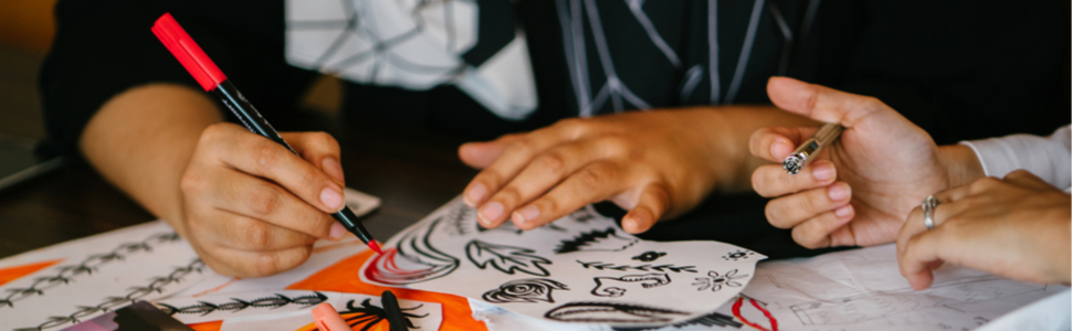 trabalhar viajando como Designer: mãos desenhando o logotipo de uma empresa