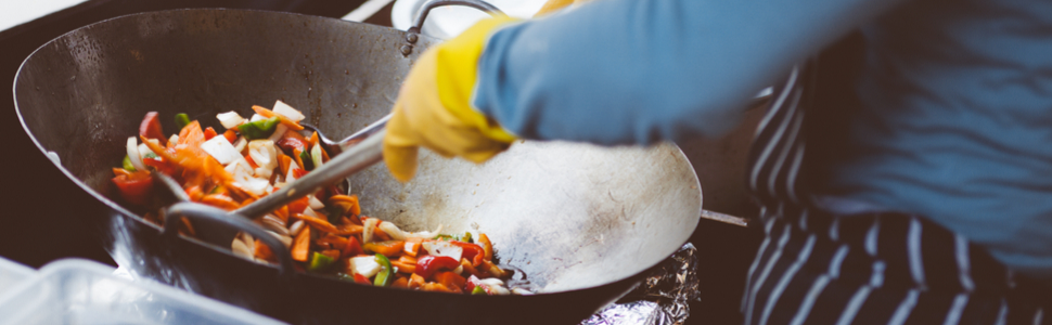 trabalhar viajando como cozinheiro: uma pessoa cozinhando