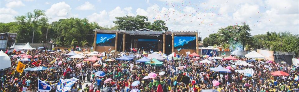 trabalhar viajando como produtor de evento: um festival cheio de pessoas com o palco na frente