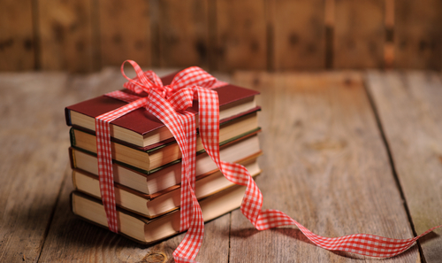 Imagen de un regalo formado por diferentes libros haciendo referencia a la buena satisfacción del cliente.