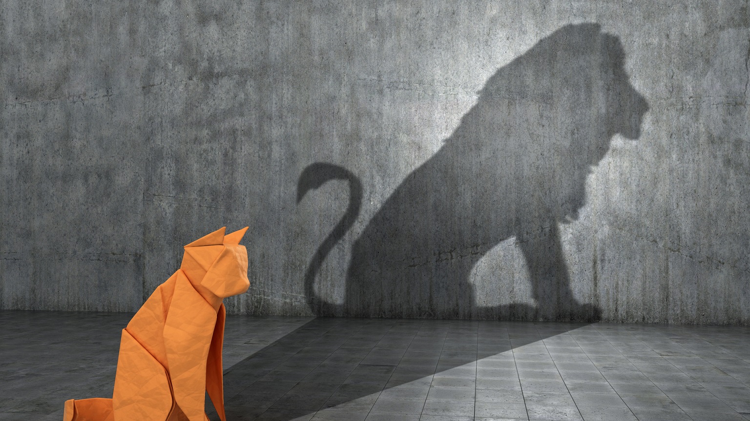 Imagen que muestra un gatito con la sobra de un león atrás de en referencia a la autoestima.