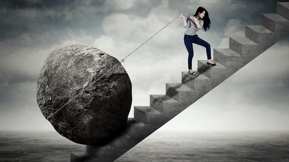 Imagen que muestra una mujer jalando una gran roca en referencia a las frases motivacionales sobre perseverancia