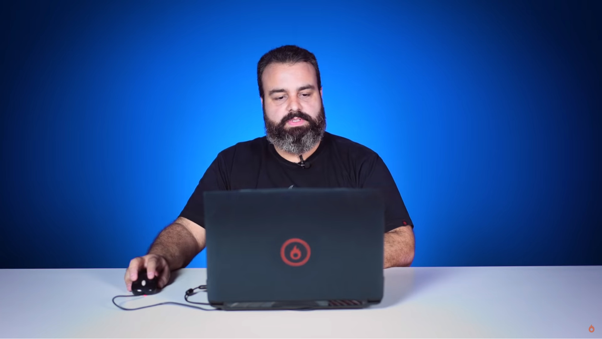 estudio de grabación de vídeo - imagen de un hombre frente a un ordenador