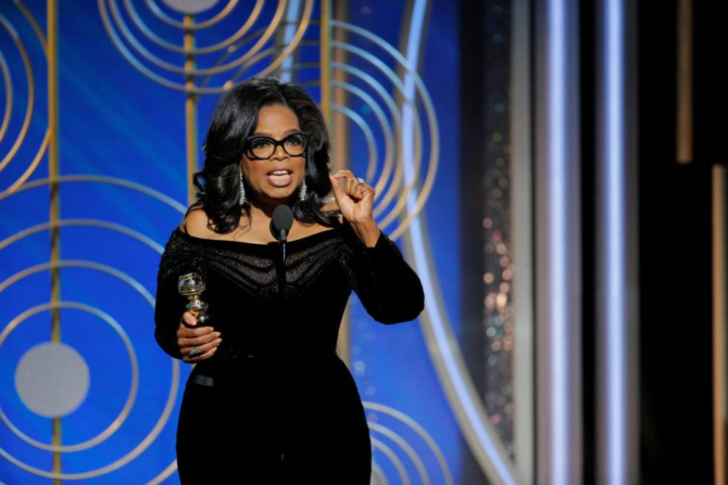 Imagen de Oprah Winfrey presentadora de televisión hablando frente a un micrófono.