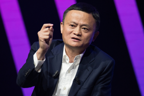 Imagen de Jack Ma en una conferencia un ejemplo de resiliencia.