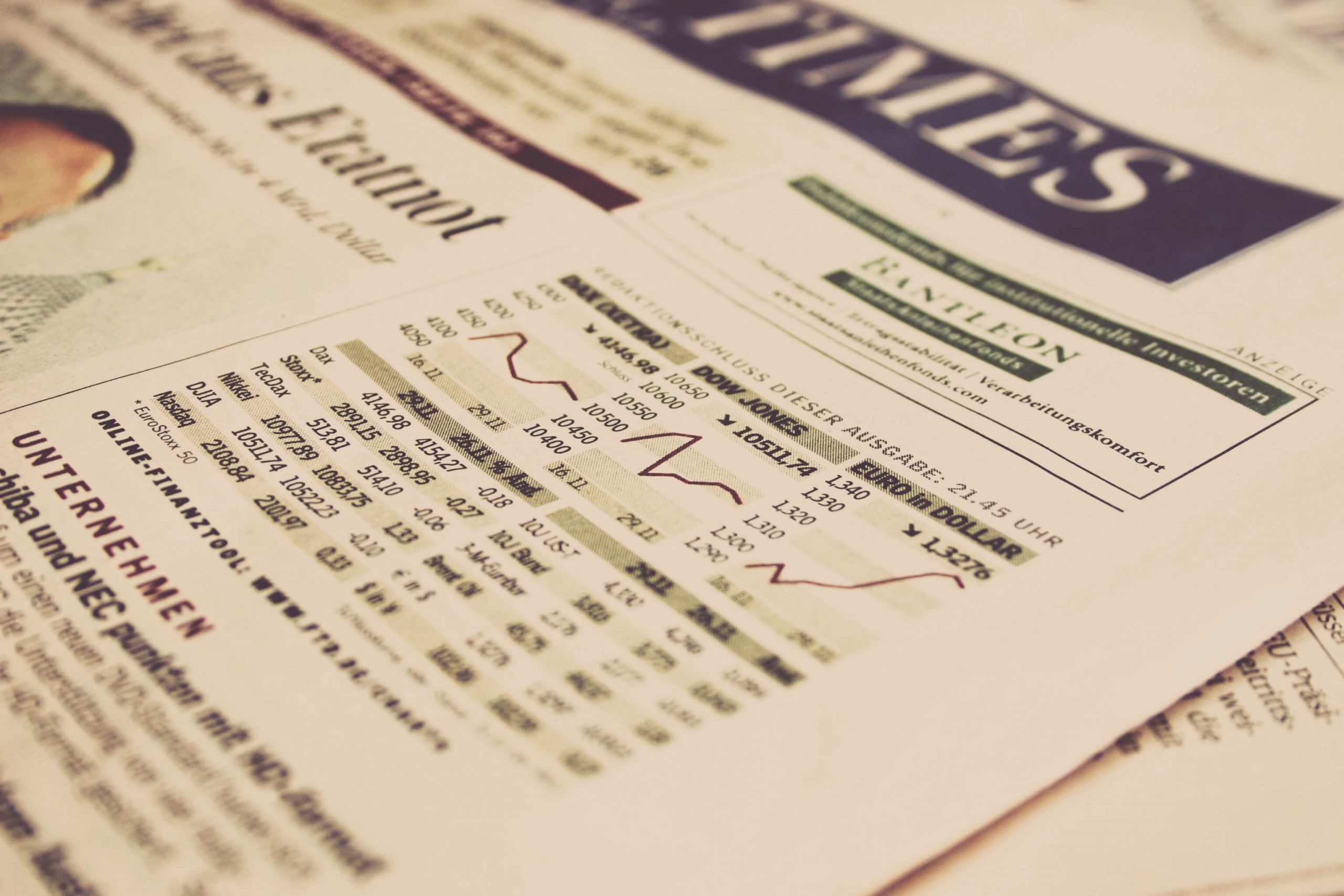 Imagen que muestra un periódico con diferentes variables financieras en el mercado de valores