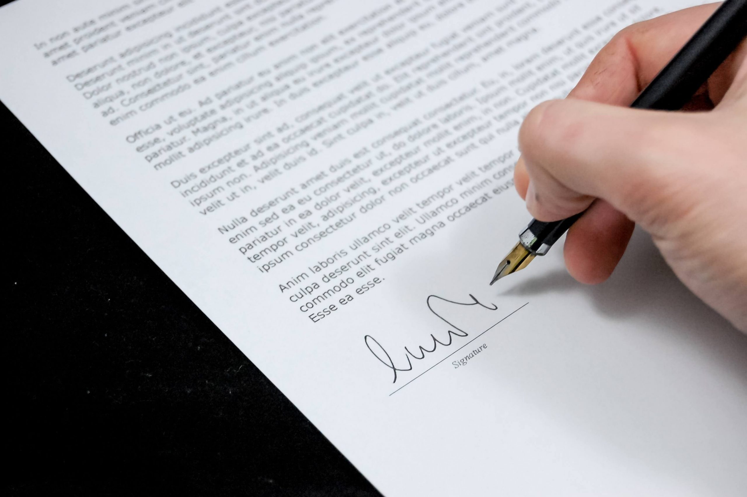 Imagen que muestra la hoja del contrato firmado durante un año.