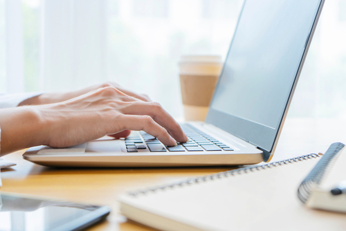 Imagen de una persona escribiendo en su ordenador representando la evolución del tráfico digital.