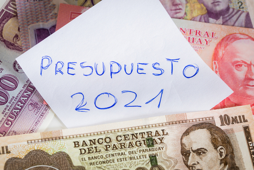 Imagen que muestra una nota que dice presupuesto 2021 rodeado de billetes, haciendo referencia a las finanzas personales.