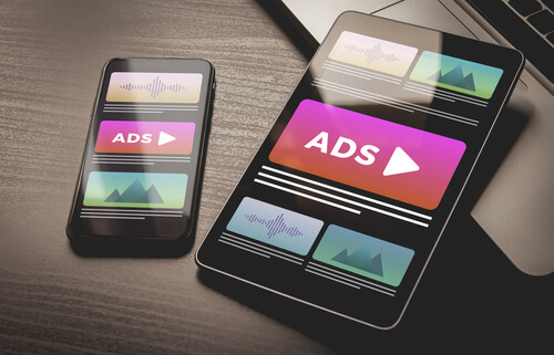 Imagen de dos una tablet y un smartphone con la misma imagen de Ads haciendo referencia a la publicidad programática.