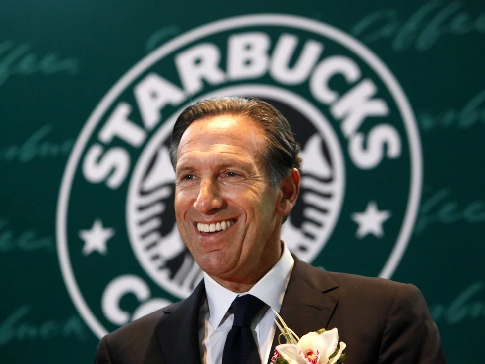 Fotografía de Howard Schultz, un emprendedor que comenzó su aventura fundando Starbucks.