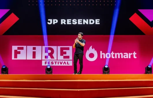 fire festival hotmart: JP Resende en el escenario del espacio Innovation