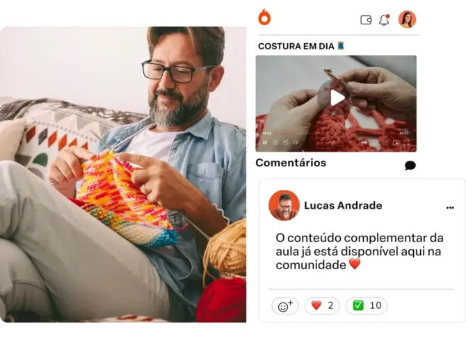 Homem tricota enquanto assiste a um vídeo de costura na interface de uma comunidade digital, com comentários e conteúdo complementar disponível para os alunos.