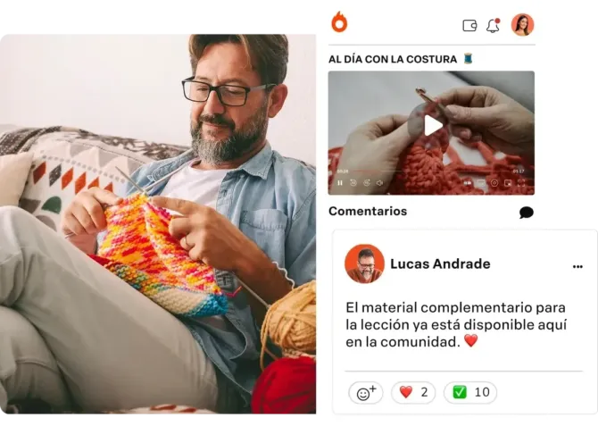 Hombre teje mientras mira un video de costura junto a la interfaz de una comunidad digital, con comentarios y material complementario disponible para los alumnos.