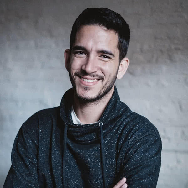 Hombre sonriente con chaqueta fría.