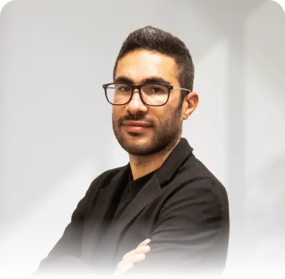 Fotografía de Alejandro Novás, fundador de Vivir de tu Pasión, referente en monetiza tu conocimiento e infoproductos para negocios digitales.