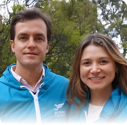 Juan Pablo Zuluaga y Carolina Pineda comparten tarjeta como referentes en educación financiera, con más de 45.000 alumnos formados.