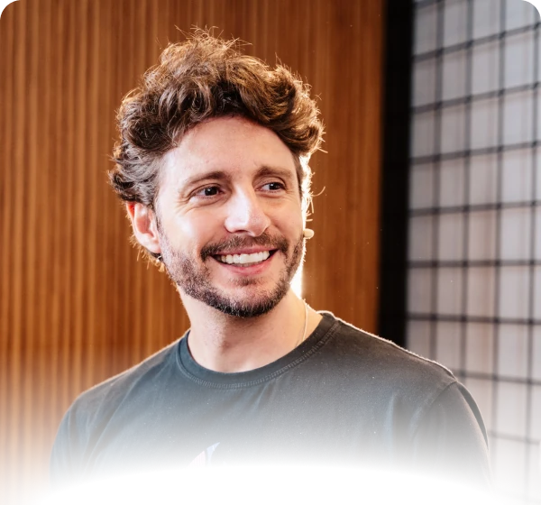Fotografia de Leandro Ladeira, empreendedor digital referência na criação, estruturação e venda de infoprodutos, amplamente reconhecido por ser o criador do método Venda Todo Santo Dia (VTSD).