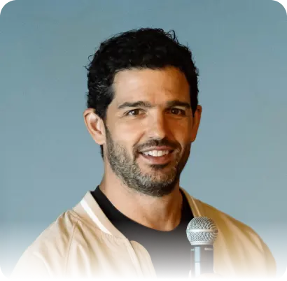 Fotografía de Oso Trava, emprendedor, inversionista y creador de Cracks Podcast, referente en negocios, liderazgo y emprendimiento en Latinoamérica.