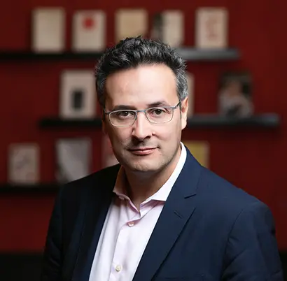 Portrait de Thami Kabbaj, fondateur de la TKL Academy, référence de la finance et de l'éducation financière en ligne.