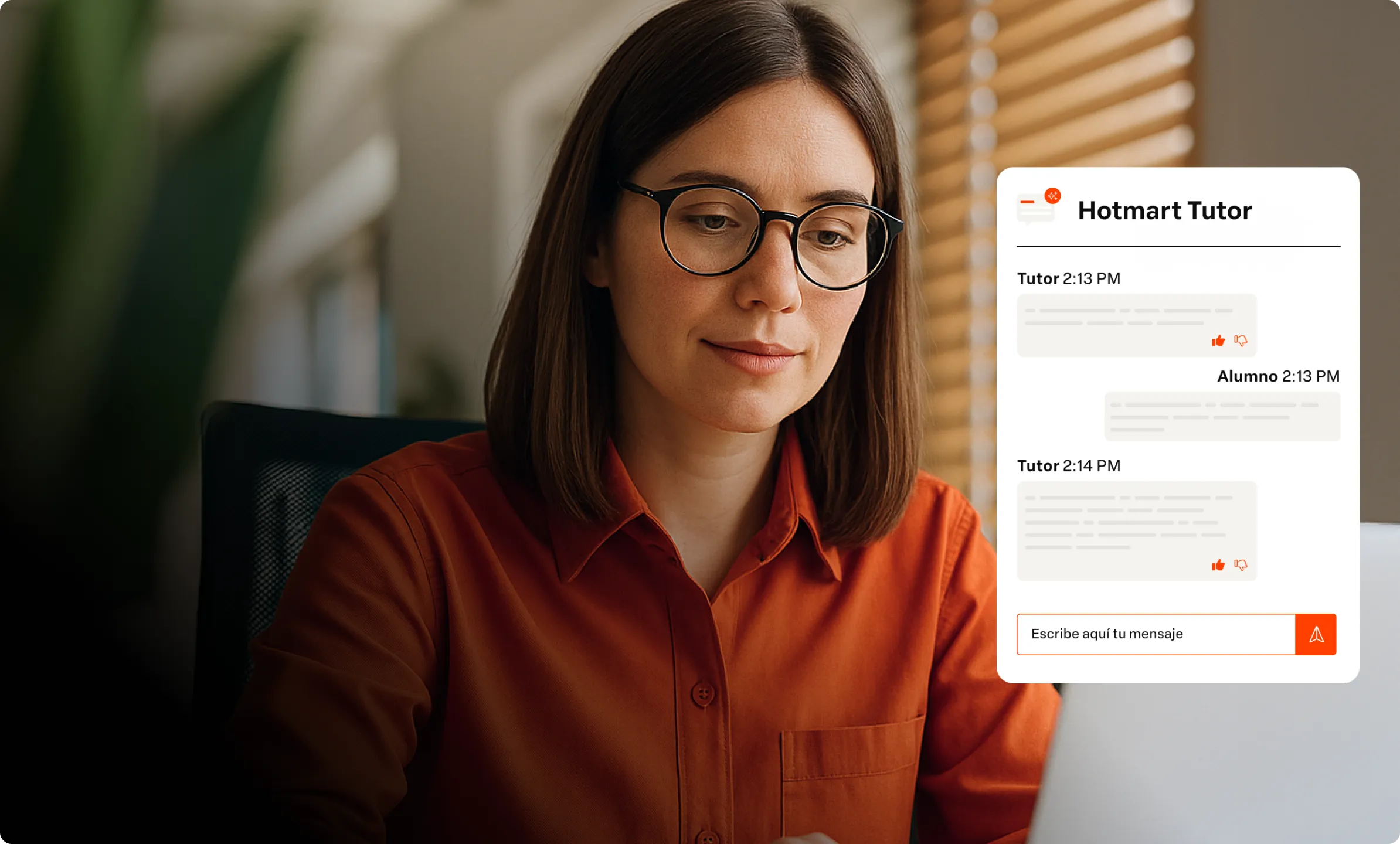 Una mujer joven con camisa naranja y gafas trabaja concentrada en su computadora portátil. A la derecha, una superposición gráfica muestra la interfaz de chat de 'Hotmart Tutor' con un diálogo entre un tutor y un alumno.