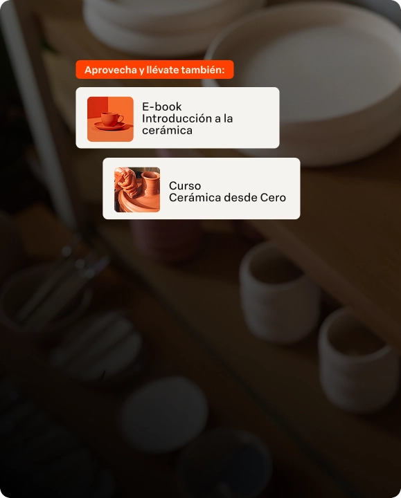 Pantalla de un celular mostrando una oferta de un e-book sobre introducción a la cerámica, al lado de utensilios de cerámica blancos y una taza sobre la mesa