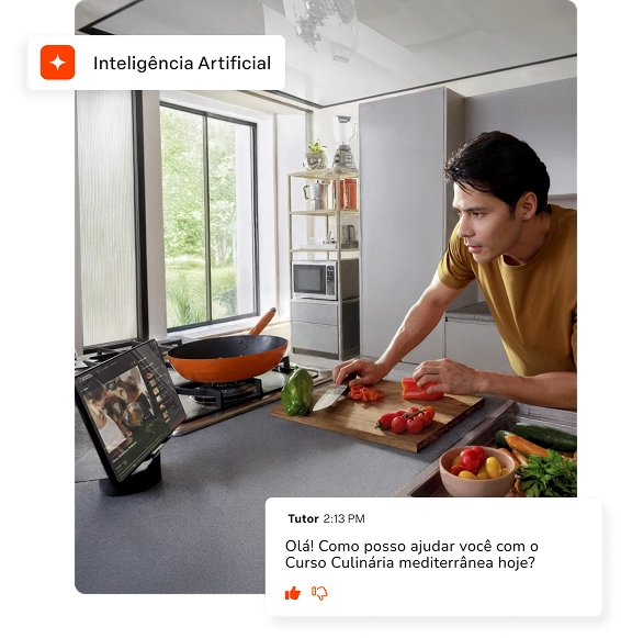 Um homem na cozinha corta vegetais em uma tábua. Na bancada, um tablet exibe uma aula de culinária. Uma caixa de diálogo flutuante, intitulada Inteligência Artificial, mostra uma pergunta: Ativar o Tutor?. Abaixo, outra caixa de diálogo mostra uma mensagem do Tutor dizendo Olá! Como posso ajudar você com o Curso Culinária mediterrânea hoje?.