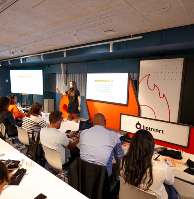 Emprendedores asistiendo a una clase